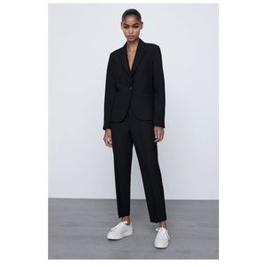 Zara black ANKLE PANTS
Black 0/8372/135/800/36